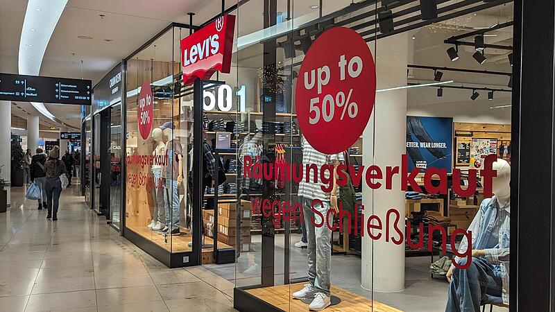 Beschlossene Sache: Levi’s, Calvin Klein Underwear und Tommy Jeans schließen Ende Januar ihre Filialen in den Erlanger Arcaden. Für das Center Management jedoch kein Grund zur Sorge. Beschlossene Sache: Levi’s, Calvin Klein Underwear und Tommy Jeans schließen Ende Januar ihre Filialen in den Erlanger Arcaden. Für das Center Management jedoch kein Grund zur Sorge.