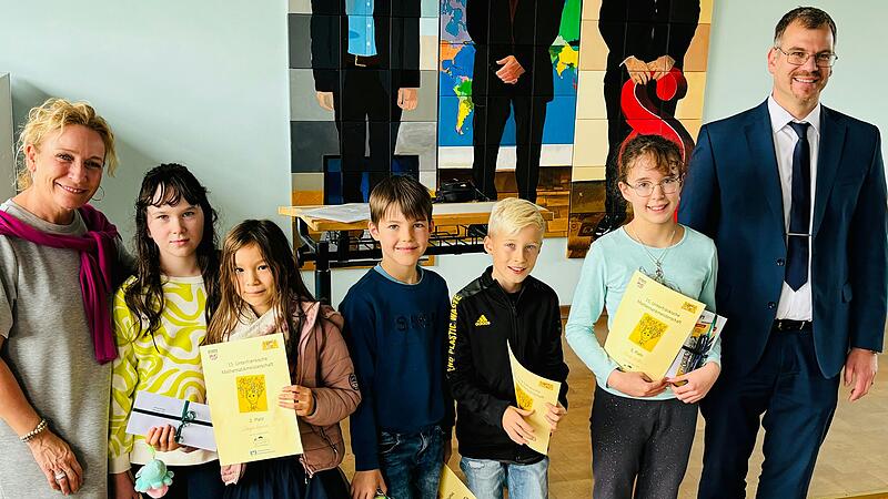Carmen Hell-Luckert (links) und Andreas Dworschak (rechts) und die erfolgreichen Knoblerinnen und Knobler (von links): Anastasia Kalinichenko, Saya Lindner, Maximilian Taurines, Leonidas Fischer und Helena Hahn. Carmen Hell-Luckert (links) und Andreas Dworschak (rechts) und die erfolgreichen Knoblerinnen und Knobler (von links): Anastasia Kalinichenko, Saya Lindner, Maximilian Taurines, Leonidas Fischer und Helena Hahn.