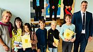 Carmen Hell-Luckert (links) und Andreas Dworschak (rechts) und die erfolgreichen Knoblerinnen und Knobler (von links): Anastasia Kalinichenko, Saya Lindner, Maximilian Taurines, Leonidas Fischer und Helena Hahn.
