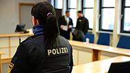 Amtsgericht Bamberg (Seriendieb öffnet nachts Autos in Rückersdorf) Der Angeklagte wurde von zwei Polizeibeamten zum Prozess gebracht.