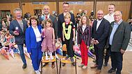 Ganz schön aufregender Tag für Mailin und Bastian (vorne auf den Stühlen), die gemeinsam mit Wolfgang Sommer (Abfallberater am Landratsamt Coburg), Schulleiterin Brigitte Kräußlein, Jens Frembs, Christian Grebner, Gisela Rohde, Sebastian Straubel,...