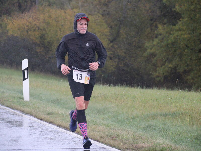 Trotz nasskaltem Herbstwetter lie&szlig;en sich die Sportler den Spa&szlig;  beim 38. Frankenwaldlauf der LG Ludwigschorgast nicht vermiesen.