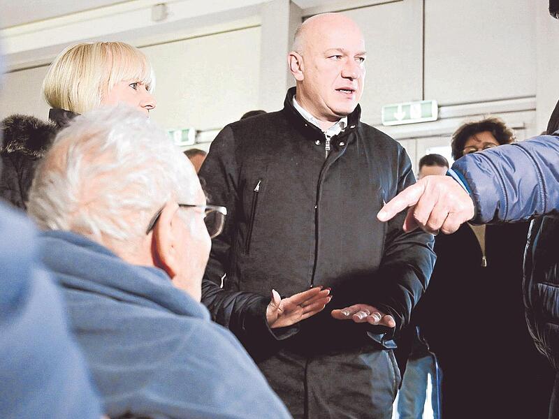 Ein Mann beschwert sich in einer Notunterkunft bei Kai Wegner über die Bedingungen, unter denen ein Ehepaar im Alter von über 80 Jahren die Nacht dort verbracht hat. Ein Mann beschwert sich in einer Notunterkunft bei Kai Wegner über die Bedingungen, unter denen ein Ehepaar im Alter von über 80 Jahren die Nacht dort verbracht hat.