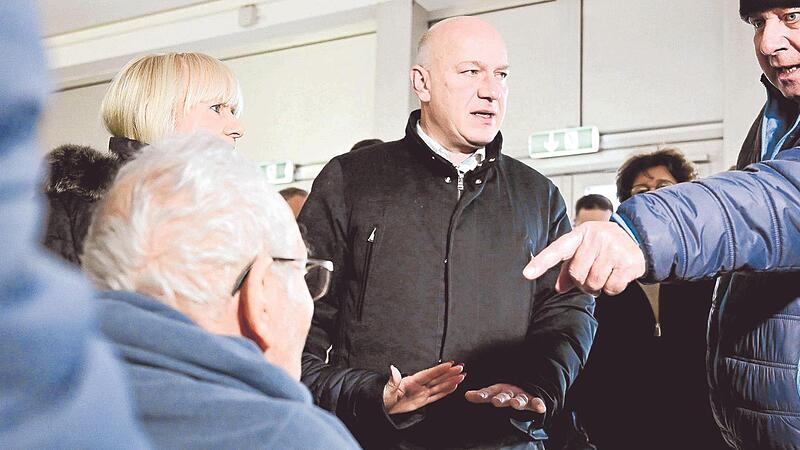 Ein Mann beschwert sich in einer Notunterkunft bei Kai Wegner über die Bedingungen, unter denen ein Ehepaar im Alter von über 80 Jahren die Nacht dort verbracht hat. Ein Mann beschwert sich in einer Notunterkunft bei Kai Wegner über die Bedingungen, unter denen ein Ehepaar im Alter von über 80 Jahren die Nacht dort verbracht hat.