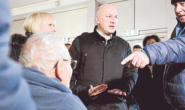 Ein Mann beschwert sich in einer Notunterkunft bei Kai Wegner über die Bedingungen, unter denen ein Ehepaar im Alter von über 80 Jahren die Nacht dort verbracht hat. Ein Mann beschwert sich in einer Notunterkunft bei Kai Wegner über die Bedingungen, unter denen ein Ehepaar im Alter von über 80 Jahren die Nacht dort verbracht hat.