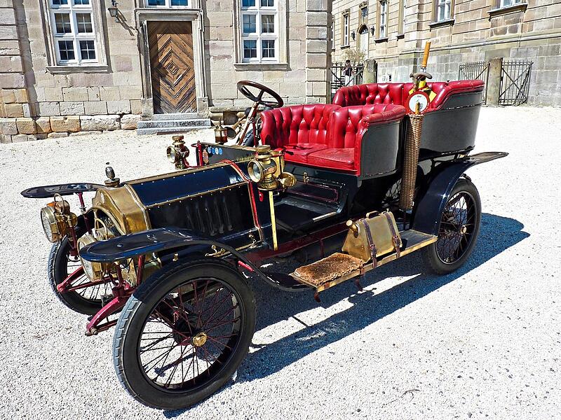 Früher Vertreter der Automobile: der DeDion Bouton. Er war mit acht PS in Paris als Taxi unterwegs. Früher Vertreter der Automobile: der DeDion Bouton. Er war mit acht PS in Paris als Taxi unterwegs.