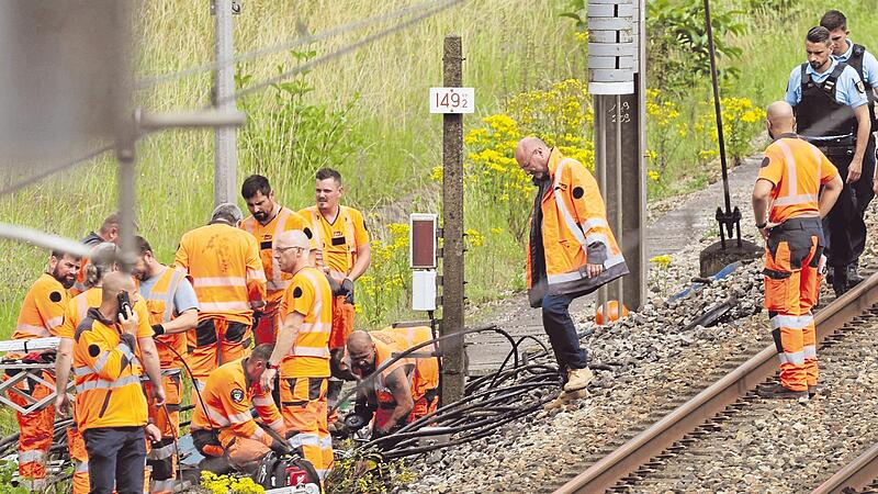Brandanschläge auf Zugsteuerungskabel, hier nahe Lille, legten drei TGV-Hochgeschwindigkeitsstrecken lahm.    Brandanschläge auf Zugsteuerungskabel, hier nahe Lille, legten drei TGV-Hochgeschwindigkeitsstrecken lahm.   