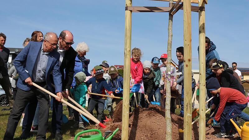 Baumpflanzungen am „Tag des Baumes“ (von links): stellvertretender Landrat Emil Müller, Bürgermeister Dieter Muth, Markus Stockmann vom Kreisverband sowie die „Entdecker Kids“. Baumpflanzungen am „Tag des Baumes“ (von links): stellvertretender Landrat Emil Müller, Bürgermeister Dieter Muth, Markus Stockmann vom Kreisverband sowie die „Entdecker Kids“.