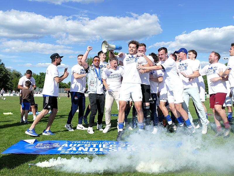 Der TSV Burgebrach bejubelt den Meistertitel in der Bezirksliga Oberfranken West nach dem 2:1 in Kemmern.TSV Burgebrach: Meister Bezirksliga West 2024/25 Der TSV Burgebrach bejubelt den Meistertitel in der Bezirksliga Oberfranken West nach dem 2:1 in Kemmern.