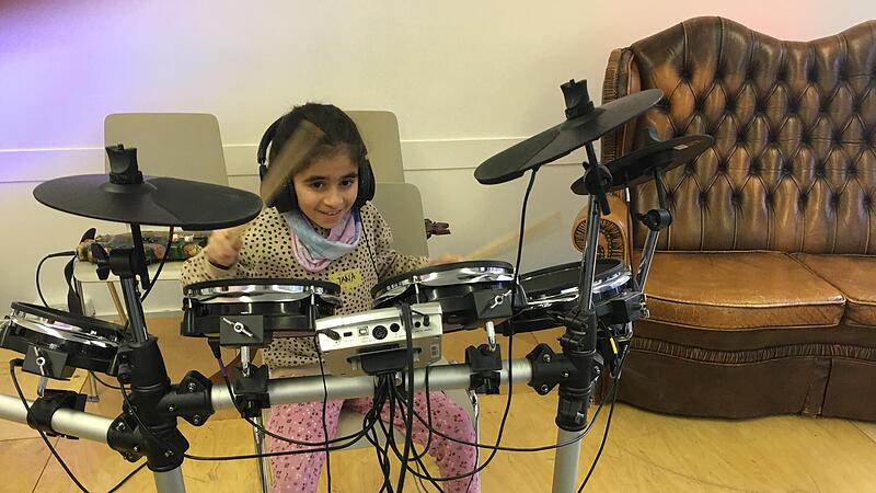Tulien (7) geht in die erste Klasse der Luitpoldschule. In der Neo-&bdquo;Soundbar&ldquo; probiert sie die Drums aus, ist kaum zu bremsen.
