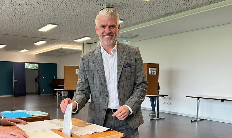 Er strahlte schon bei der Stimmabgabe in Obertheres und hatte auch nach der Ausz&auml;hlung gut lachen: Steffen Vogel, CSU, bucht das Ticket nach M&uuml;nchen.
