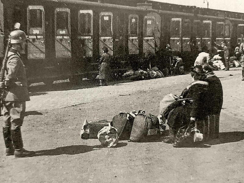 Bahnhof Würzburg, 25. April 1942: Unter der Aufsicht von SS-Leuten werden die Opfer, darunter auch sieben Kulmbacher, mit ihren Habseligkeiten zum wartenden Zug „Da 49“ gebracht, der sie ins Vernichtungslager bringen sollte.