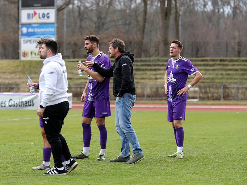 Tobias Linz fordert Bamberger Willensleistung gegen den ASV Neumarkt Interimscoach Michael Hutzler diskutiert mit Co-Trainer Christopher Kettler. Gegen Erlangen war Tobias Linz (rechts) erstmals Kapitän, könnte seinen FCE auch im Schlüsselspiel gegen Neumarkt auf den Rasen führen.