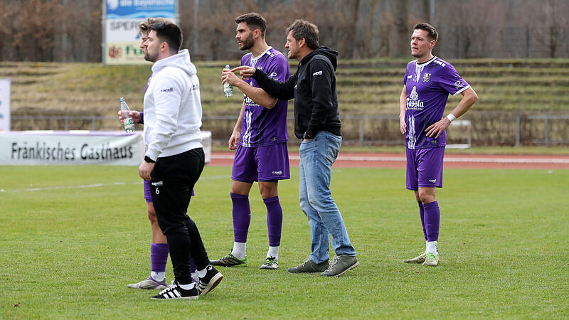 Tobias Linz fordert Bamberger Willensleistung gegen den ASV Neumarkt Interimscoach Michael Hutzler diskutiert mit Co-Trainer Christopher Kettler. Gegen Erlangen war Tobias Linz (rechts) erstmals Kapitän, könnte seinen FCE auch im Schlüsselspiel gegen Neumarkt auf den Rasen führen.