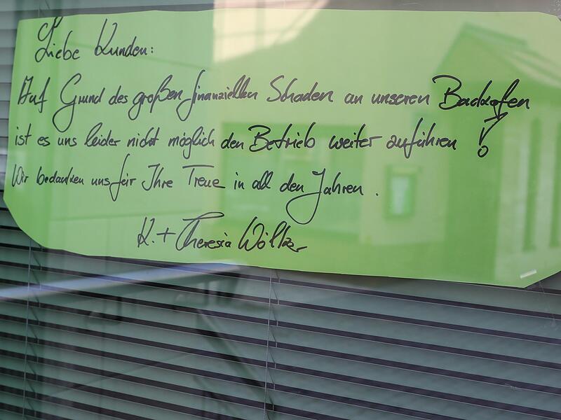 Ein Schild weist die Kunden auf die Schlie&szlig;ung hin.Forchheim & Fr&auml;nkische Schweiz