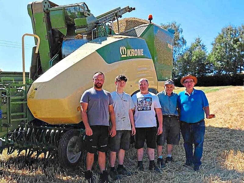 Gemeinsam f&uuml;r mehr Tierwohl (von links): Sebastian Zabok (Fahrer der Pelletpresse), Daniel Renner (Landwirt), Matthias Renner (Landwirt aus Tiefenklein), Rudolf Renner (Landwirt) und Thomas T&uuml;bel von der Pellet-rofi GmbH).Corinna T&uuml;bel