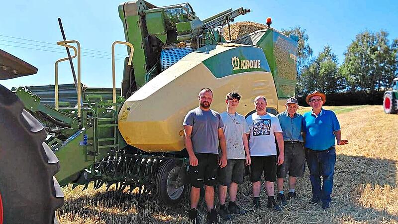 Gemeinsam für mehr Tierwohl (von links): Sebastian Zabok (Fahrer der Pelletpresse), Daniel Renner (Landwirt), Matthias Renner (Landwirt aus Tiefenklein), Rudolf Renner (Landwirt) und Thomas Tübel von der Pellet-rofi GmbH).Corinna Tübel Gemeinsam für mehr Tierwohl (von links): Sebastian Zabok (Fahrer der Pelletpresse), Daniel Renner (Landwirt), Matthias Renner (Landwirt aus Tiefenklein), Rudolf Renner (Landwirt) und Thomas Tübel von der Pellet-rofi GmbH).Corinna Tübel