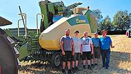 Gemeinsam f&uuml;r mehr Tierwohl (von links): Sebastian Zabok (Fahrer der Pelletpresse), Daniel Renner (Landwirt), Matthias Renner (Landwirt aus Tiefenklein), Rudolf Renner (Landwirt) und Thomas T&uuml;bel von der Pellet-rofi GmbH).Corinna T&uuml;bel