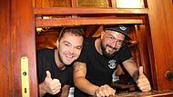 Sandro Schmidt (links) und Danny Hofmann haben gut Lachen: Am kommenden Mittwoch eröffnen sie ihre „Haxenbraterei“ in Coburg. Ein besonderer Clou des neuen Speiselokals ist im Flur das „Brödlafenster“, aus dem die beiden hier grüßen. Sandro Schmidt (links) und Danny Hofmann haben gut Lachen: Am kommenden Mittwoch eröffnen sie ihre „Haxenbraterei“ in Coburg. Ein besonderer Clou des neuen Speiselokals ist im Flur das „Brödlafenster“, aus dem die beiden hier grüßen.