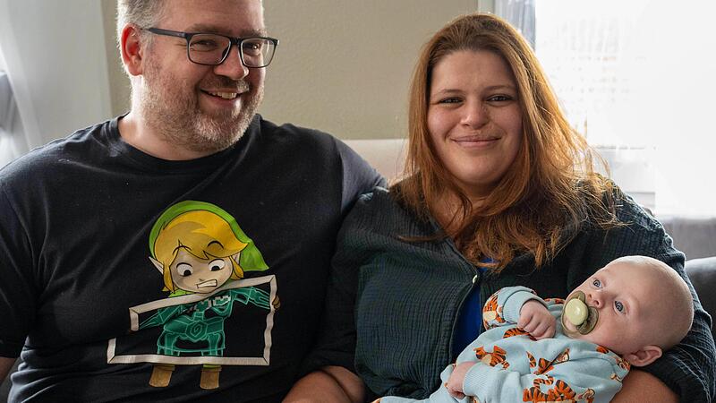 Glückliche Eltern nach dramatischer Geburt: Stephanie und Daniel Reinwand mit ihrem Sohn Erik.