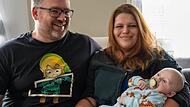 Glückliche Eltern nach dramatischer Geburt: Stephanie und Daniel Reinwand mit ihrem Sohn Erik.