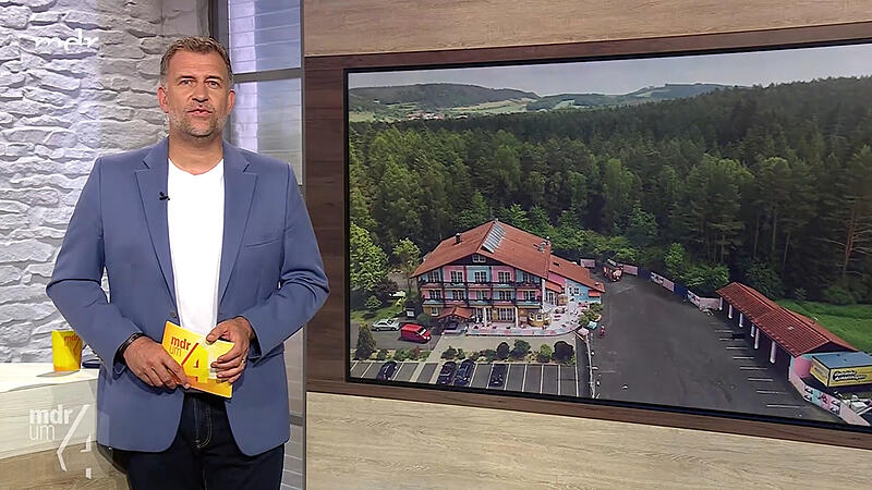 MDR um 4 René Kindermann führt durch die Sendung „MDR um 4“. Hier kündigt er den Beitrag über das Schlagerschloss-Hotel an.