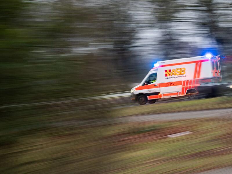 Ein Rettungswagen ist mit Blaulicht im Einsatz