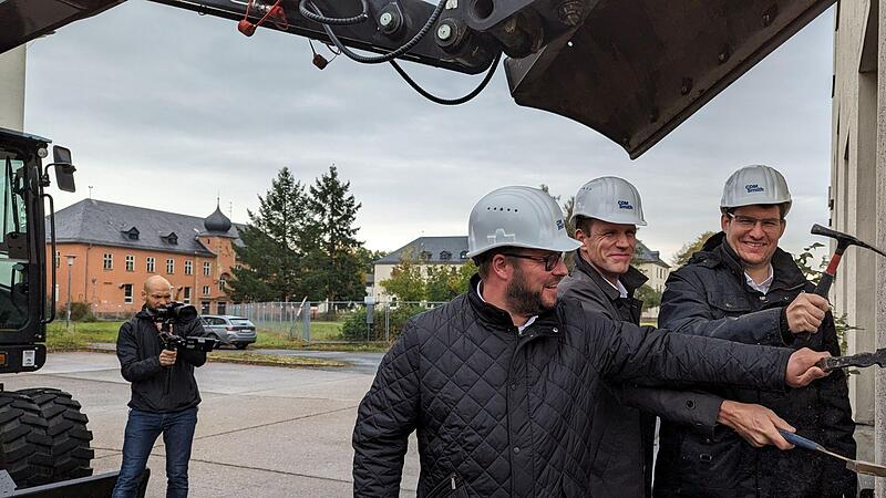 Auf dem ehemaligen BGS-Gel&auml;nde in Coburg wird Platz gemacht f&uuml;r das neue Klinikum.  Landrat Sebastian Straubel, Regiomed-Gesch&auml;ftsf&uuml;hrer Michael Musick und OB Dominik Sauerteig (von links) helfen mit.