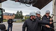 Auf dem ehemaligen BGS-Gelände in Coburg wird Platz gemacht für das neue Klinikum. Landrat Sebastian Straubel, Regiomed-Geschäftsführer Michael Musick und OB Dominik Sauerteig (von links) helfen mit. Auf dem ehemaligen BGS-Gelände in Coburg wird Platz gemacht für das neue Klinikum. Landrat Sebastian Straubel, Regiomed-Geschäftsführer Michael Musick und OB Dominik Sauerteig (von links) helfen mit.