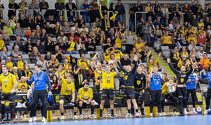 Das Team des HSC und die Fans jubeln gemeinsam