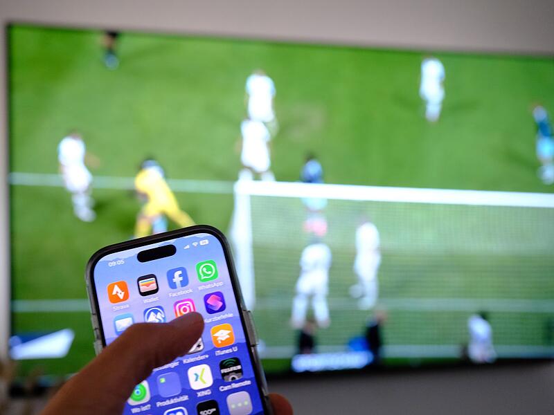 Smartphone-Daddeln beim Fernsehen
