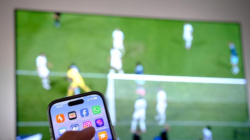 Smartphone-Daddeln beim Fernsehen
