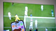 Smartphone-Daddeln beim Fernsehen Smartphone-Daddeln beim Fernsehen
