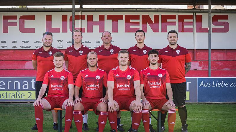 Mit f&uuml;nf  Neuzug&auml;ngen geht der FC Lichtenfels mit seinen Verantwortlichen (stehend , von links), dem  Sportlichen Leiter Christopher Fischer, Co-Trainer Jonas Kr&uuml;ger, Cheftrainer Oliver M&uuml;ller, Co-Trainer Stefan Dietz und  Torwarttrainer Johannes ...