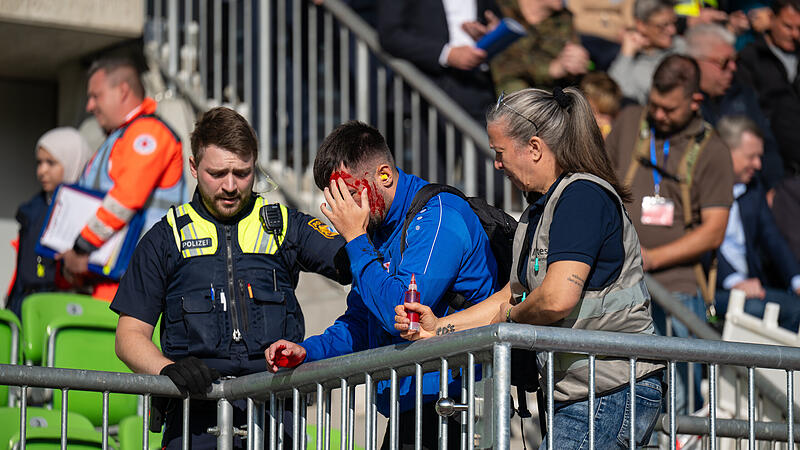 Katastrophenübung im Fuchsparkstadion Bamberg Auch die Polizei kümmert sich um Verletzte