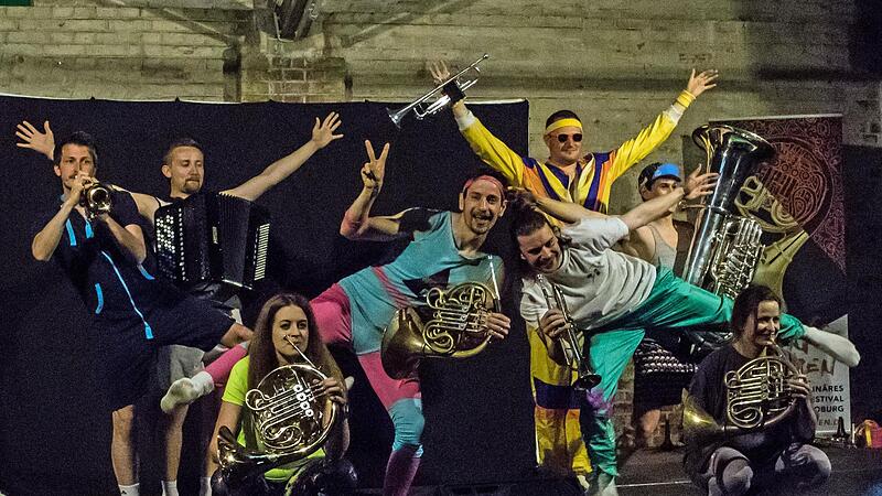 Das Ensemble Sepp-Depp-Septett gestaltete ein Benefizkonzert in der renovierten Alten Pakethalle in Coburg.