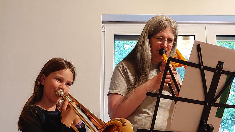 Kiara und Kathrin Fuchss Portela beim Üben für den Symphonic Mob. Kiara und Kathrin Fuchss Portela beim Üben für den Symphonic Mob.
