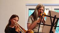 Kiara und Kathrin Fuchss Portela beim Üben für den Symphonic Mob.