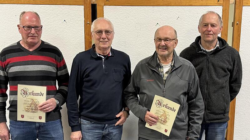 Ehrungen bei der Freiwilligen Feuerwehr in Oberbach: (von links) Winfried Kirchner (50 Jahre Mitgliedschaft), Hermann L&ouml;&szlig;er, Sigmund Glei&szlig;ner und Rudolf Martin (alle 60 Jahre).
