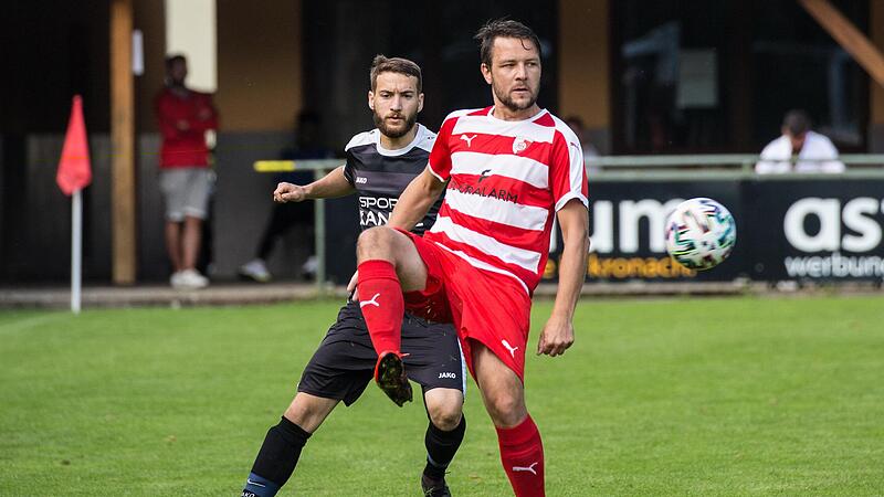 Der Kronacher Lukas Kraus (vorne) geh&ouml;rt mit 20 Saisontreffern zu den besten Torsch&uuml;tzen der Kreisklasse 4.