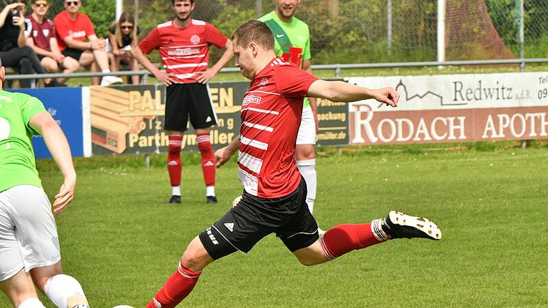 Adrian Kremer zieht ab. Mit sechs Toren und f&uuml;nf Vorlagen ist der 30-j&auml;hrige Spielertrainer der bester Scorer seiner Mannschaft.