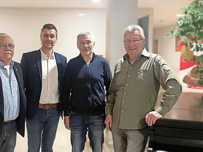 Karl Weissenberger (SPD, links), Konrad Pfister (CWG, 3. v. l.) und Robert Beetz (CWG, rechts) freuen sich gemeinsam mit Thomas Zettelmeier über die einstimmige Nominierung zum Bürgermeisterkandidaten für die Gemeinde Knetzgau.