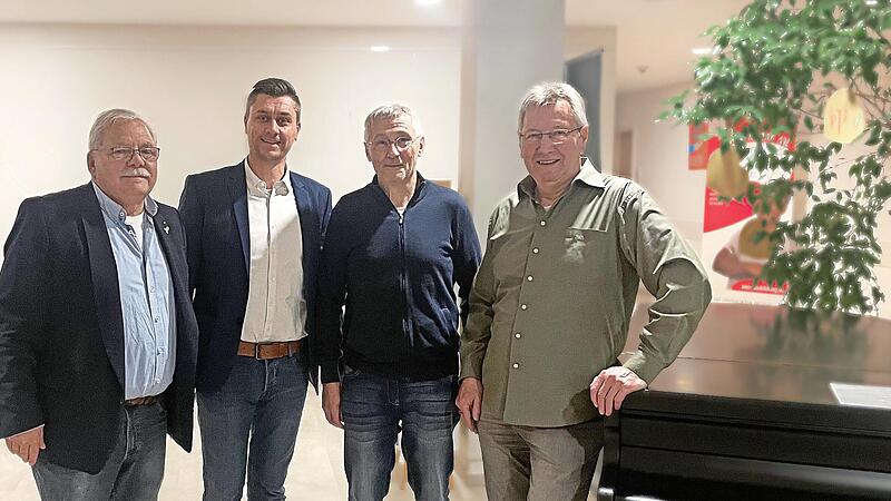 Karl Weissenberger (SPD, links), Konrad Pfister (CWG, 3. v. l.) und Robert Beetz (CWG, rechts) freuen sich gemeinsam mit Thomas Zettelmeier über die einstimmige Nominierung zum Bürgermeisterkandidaten für die Gemeinde Knetzgau.