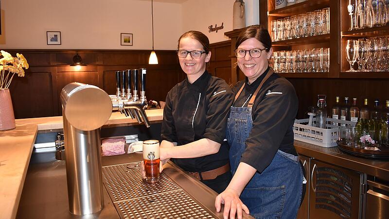 Endlich k&ouml;nnen sie wieder richtig loslegen: Das Wirtinnenpaar Angelika Hofmann (links) und Agnes Manier im Gasthaus &bdquo;Zum Lillachtal&ldquo;.Forchheim & Fr&auml;nkische Schweiz