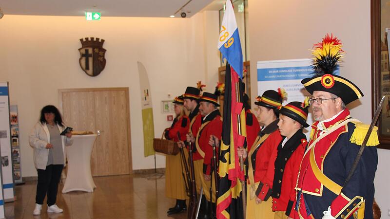 De Merode Schutters, Turnhouter Sportschützen in historischen Uniformen, flankierten den 50. Jahrestag der Städtepartnerschaft. De Merode Schutters, Turnhouter Sportschützen in historischen Uniformen, flankierten den 50. Jahrestag der Städtepartnerschaft.