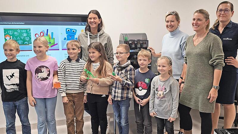 Die kleinen Klassensprecher freuen sich mit Kerstin Ebert (hinten, Leiterin der Mittagsbetreuung), Rektorin Nadine Baur, Konrektorin Linda Kupfer und Kathrin Gruber (Wartenfelser).