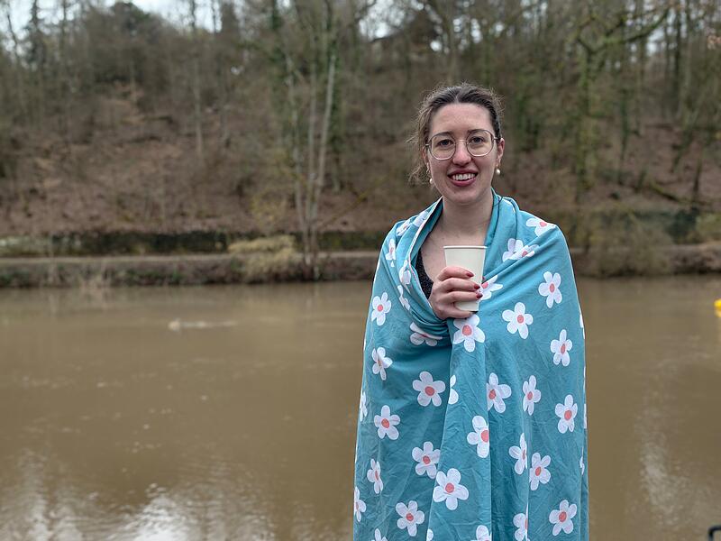 Redaktionsvolont&auml;rin Riccarda Rascher st&uuml;rzte sich bei ihrem Selbstversuch in die kalte Regnitz. Wie lange hat sie ausgehalten?