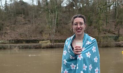 Redaktionsvolont&auml;rin Riccarda Rascher st&uuml;rzte sich bei ihrem Selbstversuch in die kalte Regnitz. Wie lange hat sie ausgehalten?