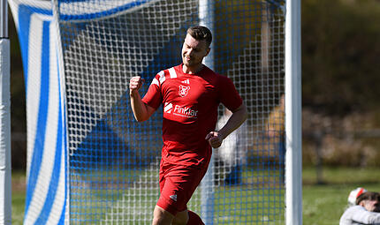 Lukas Albert feiert das F&uuml;hrungstor des SC Trossenfurt-Tretzendorf in Ebelsbach.