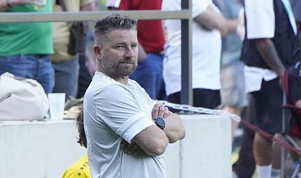 Weidhausens Spielertrainer Daniel Ritzel avancierte zum Matchwinner mit seinem Siegtreffer zum 3:2. Weidhausens Spielertrainer Daniel Ritzel avancierte zum Matchwinner mit seinem Siegtreffer zum 3:2.
